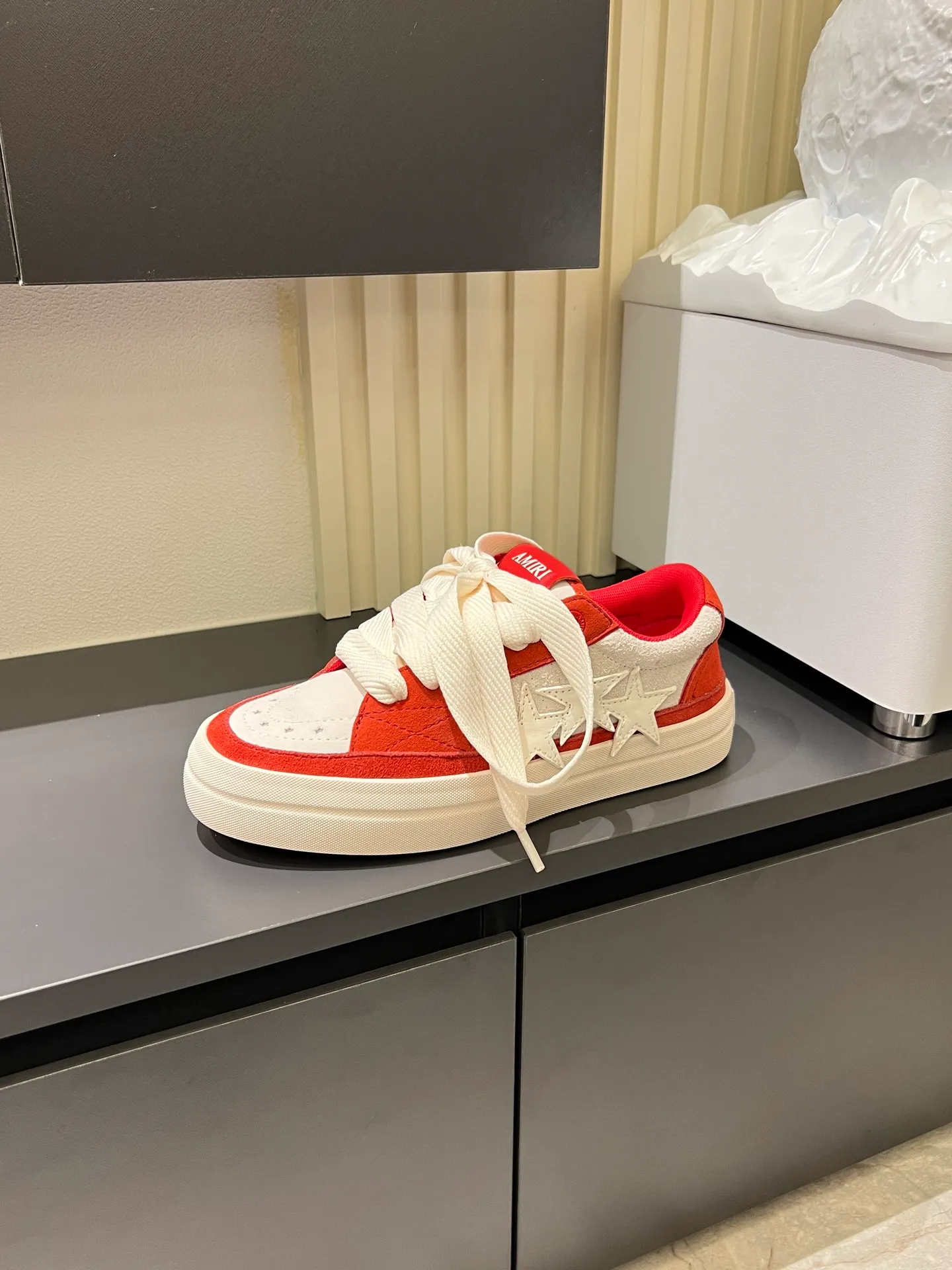 Men's shoes 💰p560 "AMIR*" new men's low-top casual sports sneakers bone shoes, another pair of irresistible bone shoes. Bone shoes are one of AMIRI's most popular items. Made of first-layer cowhide upper. The side bones are made of two cowhide laminations. It has a three-dimensional effect. The leather incisions are all oil-edged. Contrast color design. Simple style. Fashionable sports. Customized metal LOGO nameplate embellished with laces. Exclusive top-quality version. Supports contrast. Breathable mesh lining. The original rubber outsole is a must-have item for daily leisure. It is suitable for various occasions. If you pursue high quality, check it out. It is super cool on the feet and comes with a full set of original packaging! Size: 39-45!
